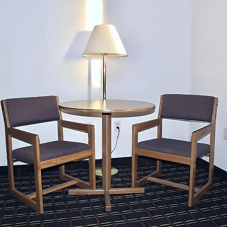 Amerivu Inn And Suites Stanley Bagian luar foto