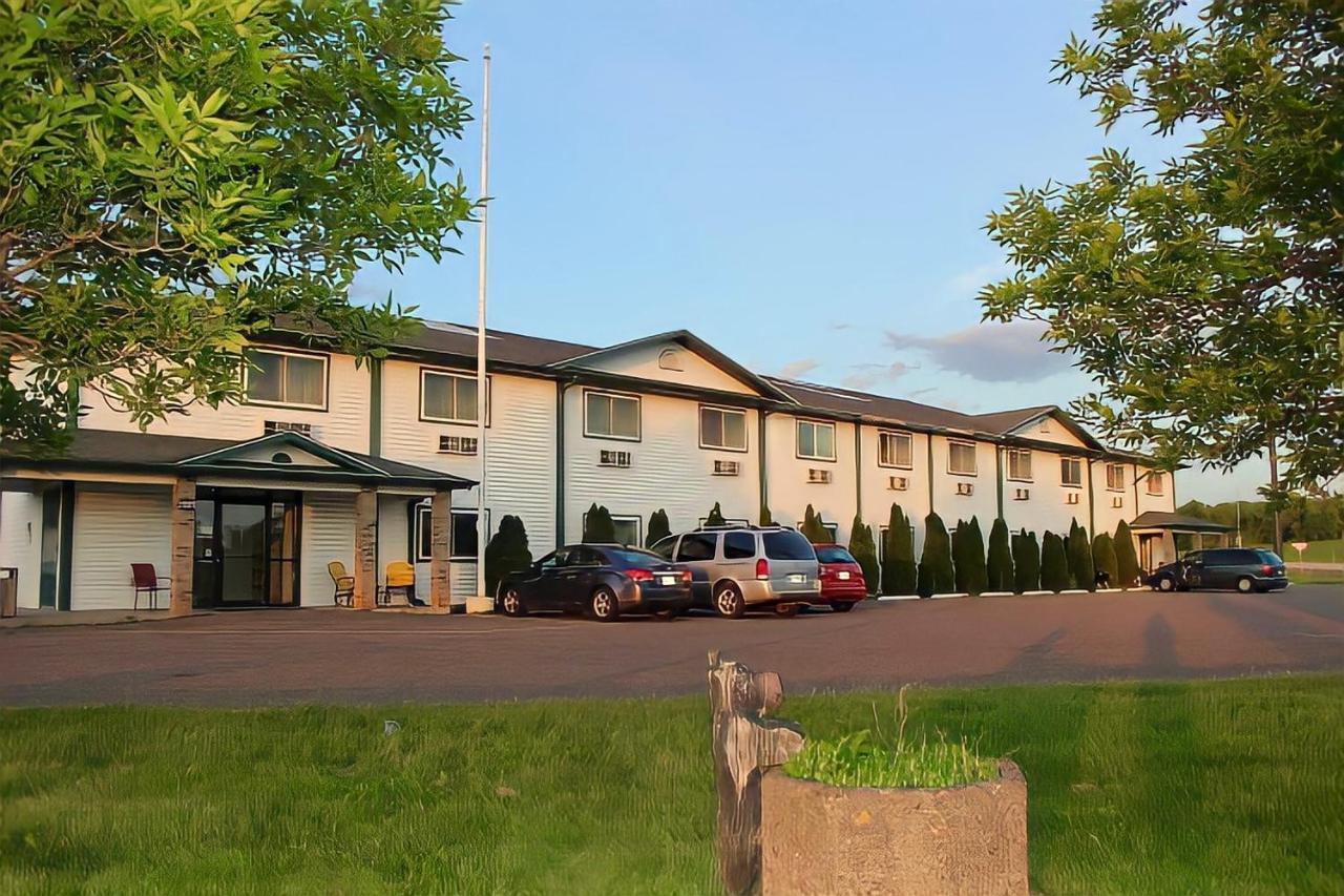 Amerivu Inn And Suites Stanley Bagian luar foto