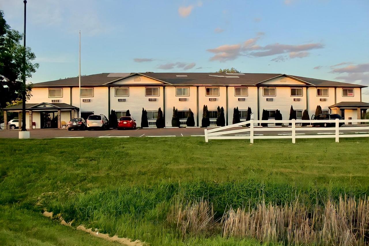 Amerivu Inn And Suites Stanley Bagian luar foto