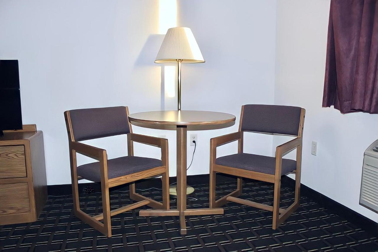 Amerivu Inn And Suites Stanley Bagian luar foto