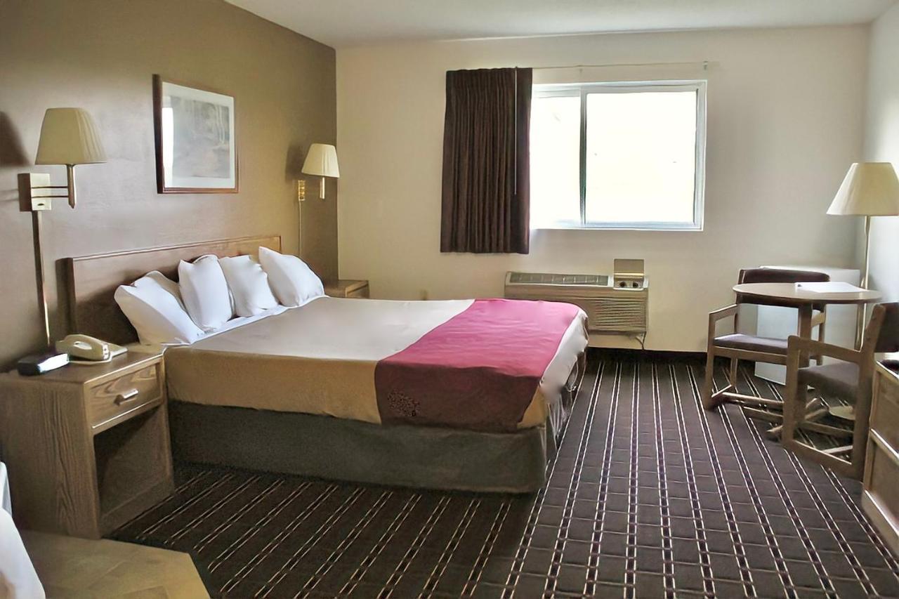 Amerivu Inn And Suites Stanley Bagian luar foto