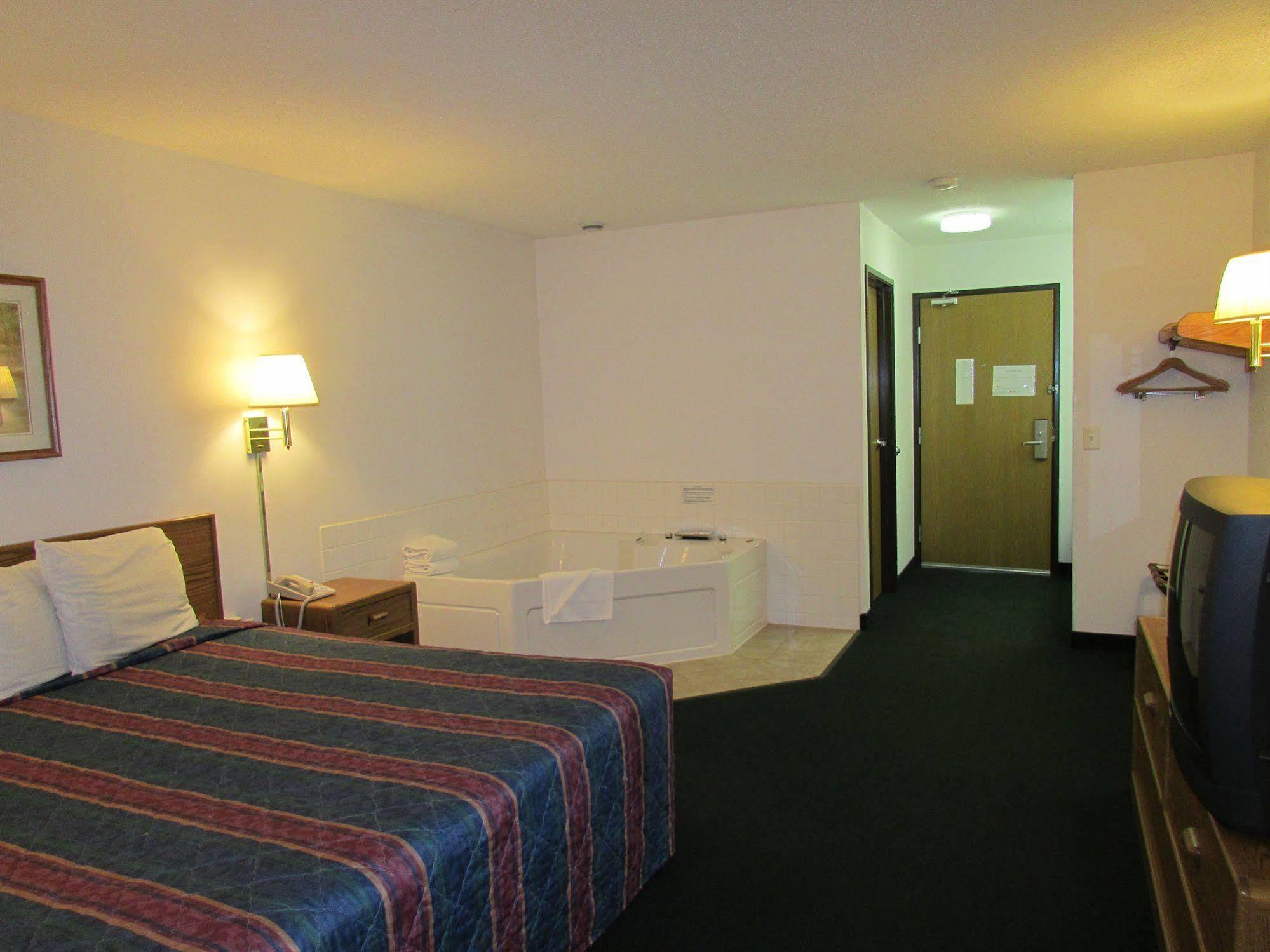 Amerivu Inn And Suites Stanley Bagian luar foto